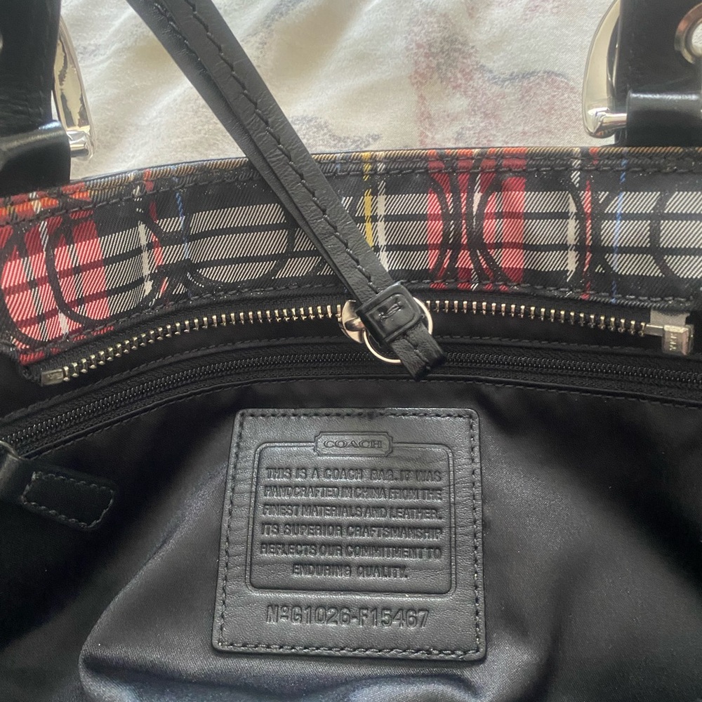 I’m selling a new coach bag with tags